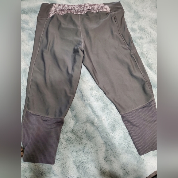 Under Armour compression capris - Picture 2 of 3